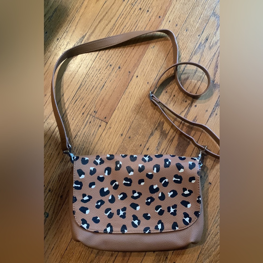 Thirty one crossbody purse w/ interchangeable flap.